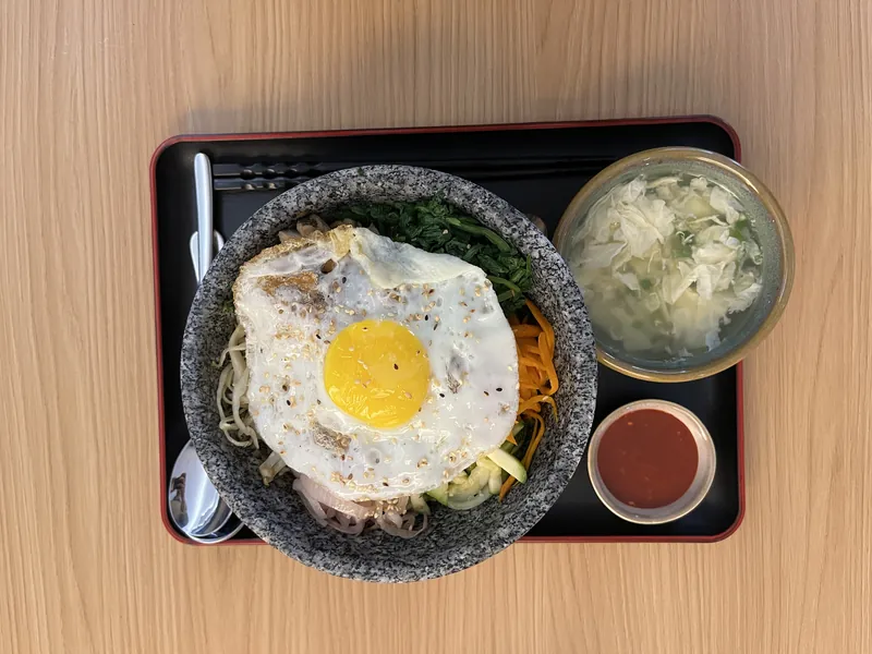 Dolsot bibimbap, still crackling