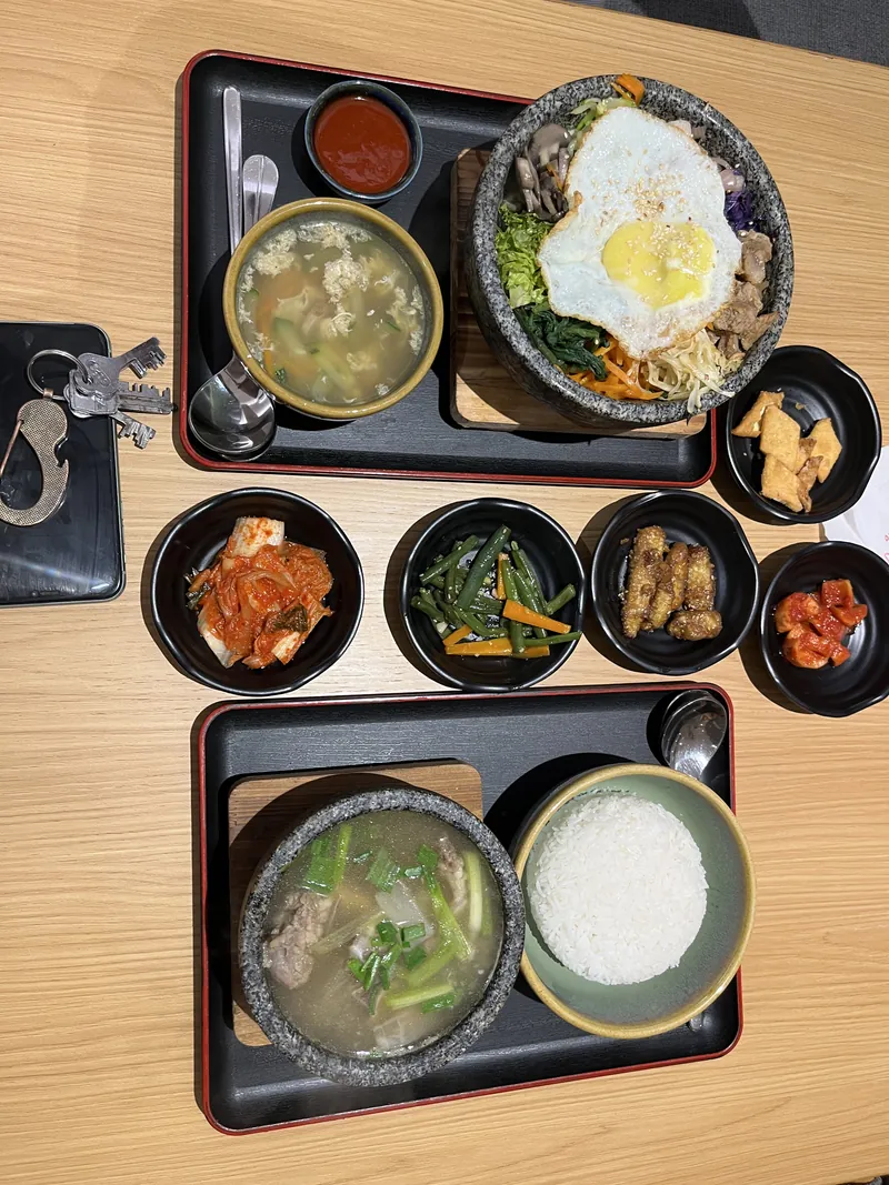 A set meal with soup, rice and five sides
